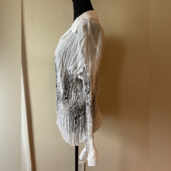 Milano white/black combo floral accordion style button up blouse, size XL - Picture 6 of 9